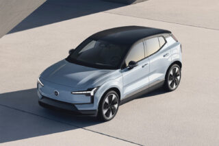 Hypermade.com-Magazin-Volvo Elektro-SUV EX30 Ansicht Halbprofil von vorne