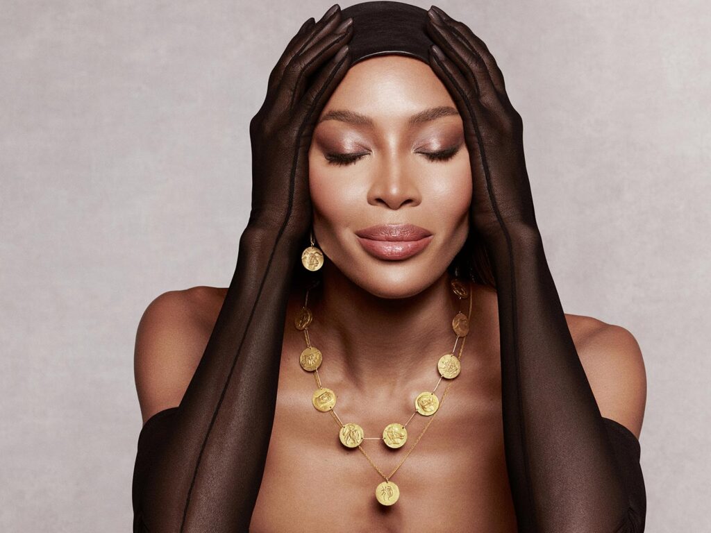 Naomi Campbell trägt die Halskette aus der "Zodiac Charm" Kollektion von Ai Weiwei
 Foto: Luigi & Iango