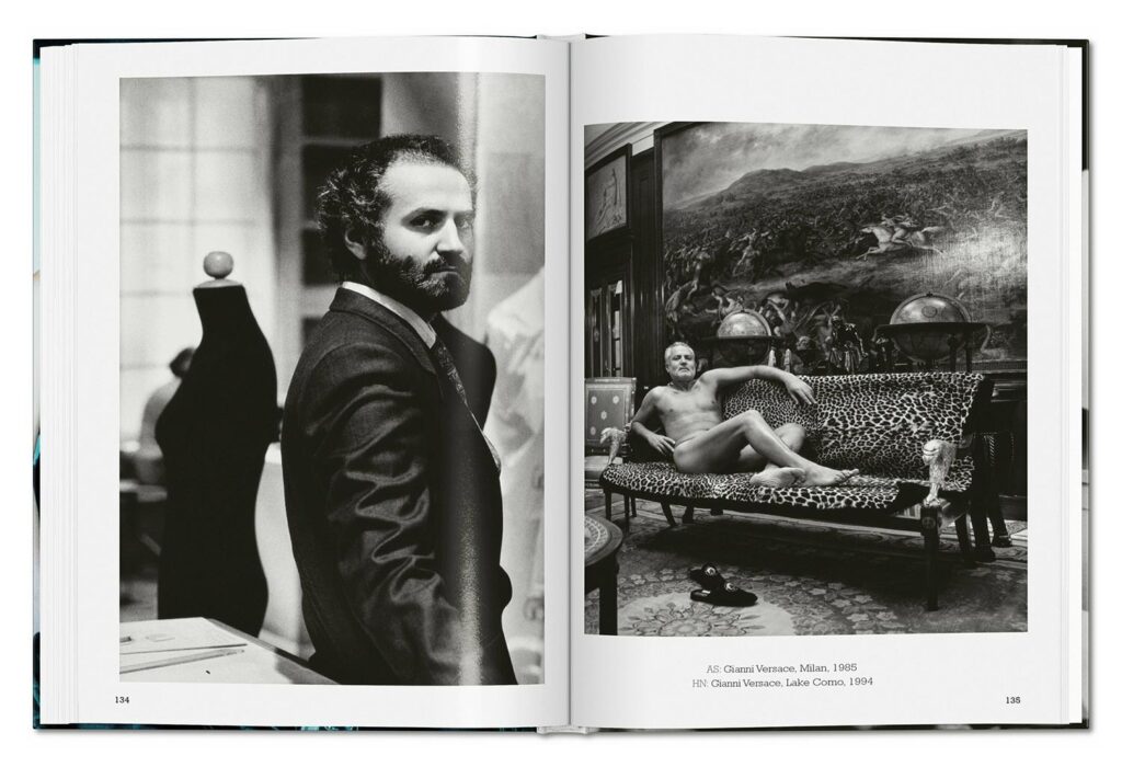 Links: AS: Gianni Versace, Milan, 1985
Rechts: HN: Gianni Versace, Lake Como, 1994
© 2023 Helmut Newton Foundation, Berlin