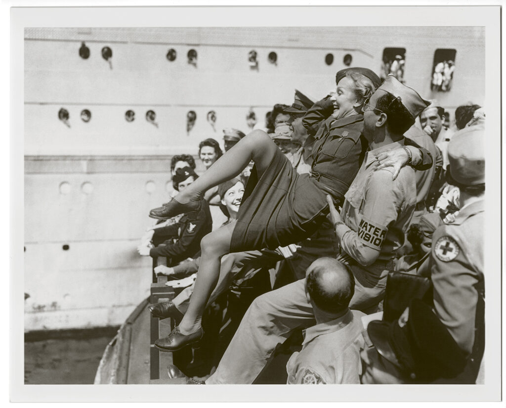 Soldato solleva Marlene
 © Deutsche Kinemathek - Marlene Dietrich Collection Berlin