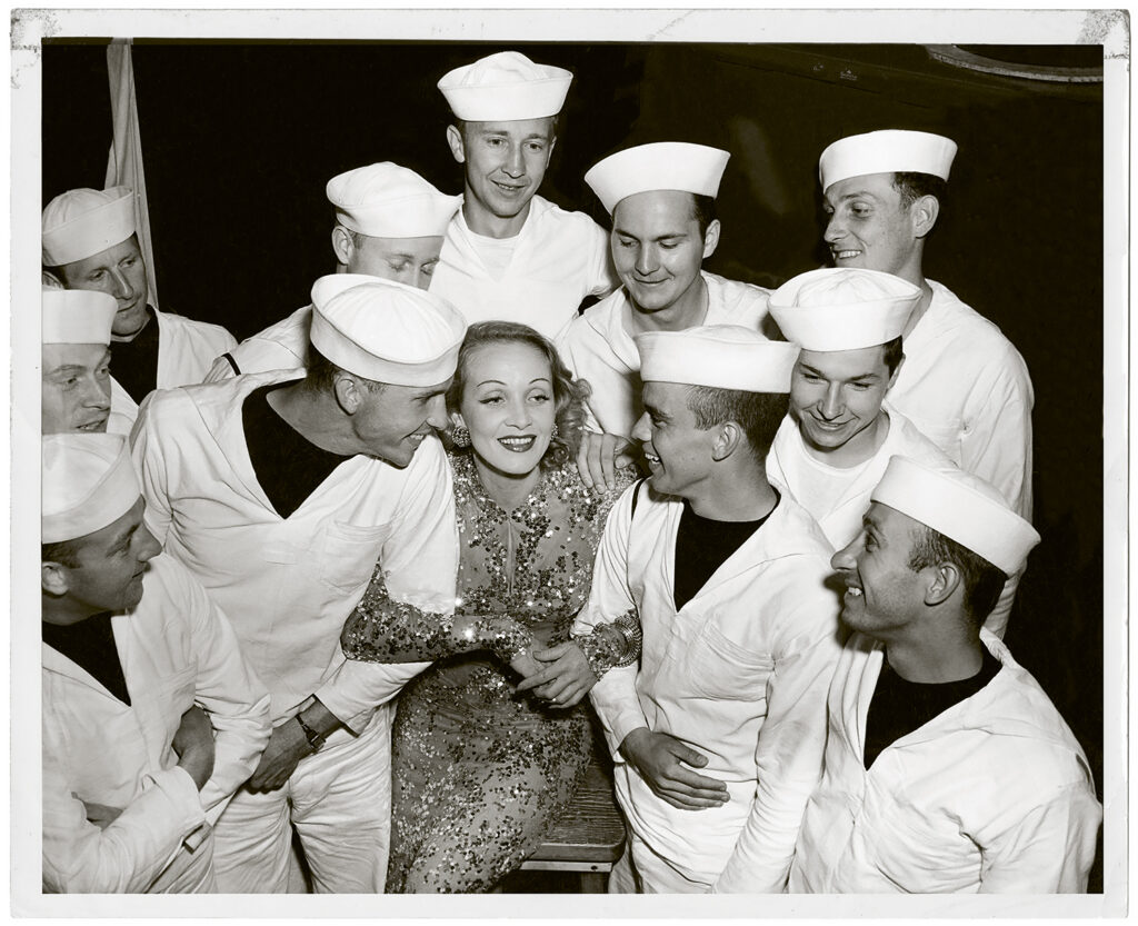 Marlene Dietrich circondata dai marines
 © Deutsche Kinemathek — Marlene Dietrich Collection Berlin