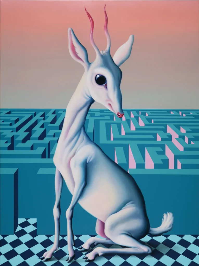 Criatura pálida arrodillada frente a un laberinto sobre suelo ajedrezado – pintura de Máté Orr.