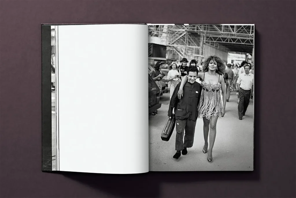Tina Turner walking with Azzedine Alaïa – black-and-white photo by Peter Lindbergh © Taschen Verlag