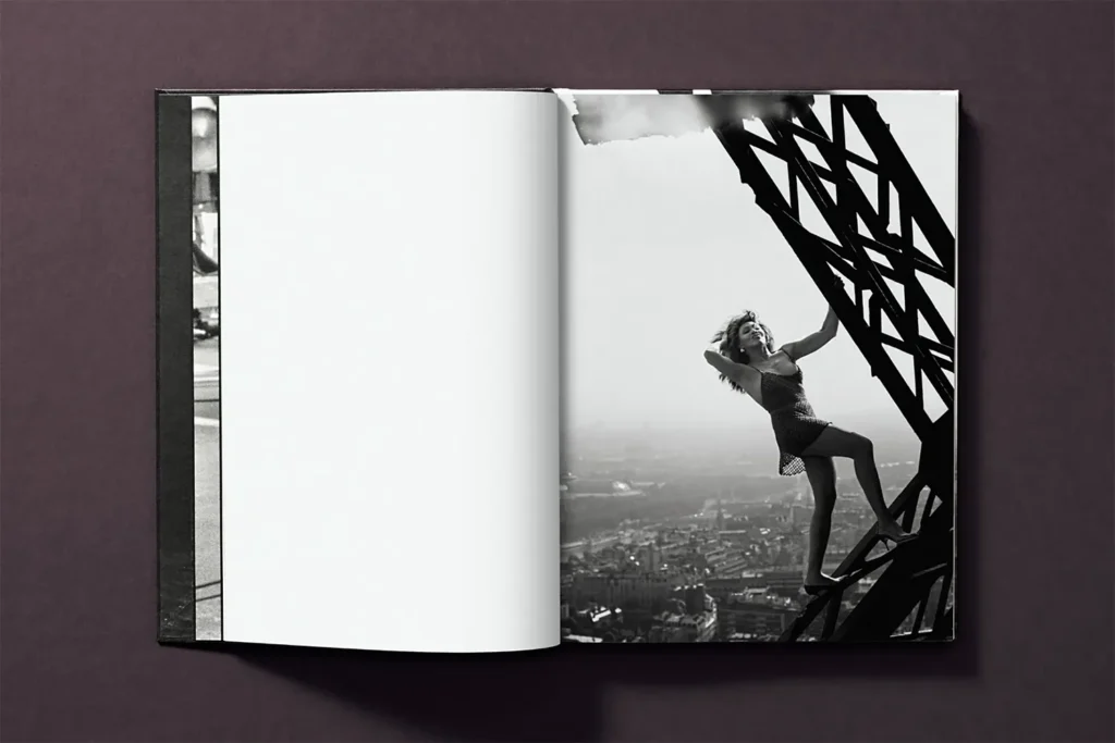 Tina Turner besteigt den Eiffelturm auf einem Schwarz-Weiß-Foto von Peter Lindbergh© Taschen Verlag