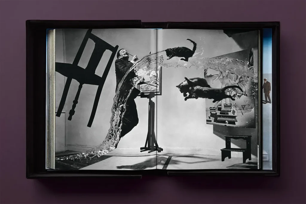 Dalí en el caos del aire - El objetivo de Halsman capturó el surrealismo en movimiento\n© Taschen Verlag