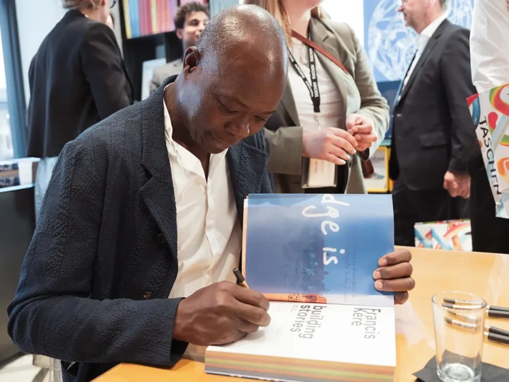 Francis Kéré signing copies of his TASCHEN book during an event in the TASCHEN Store Milan